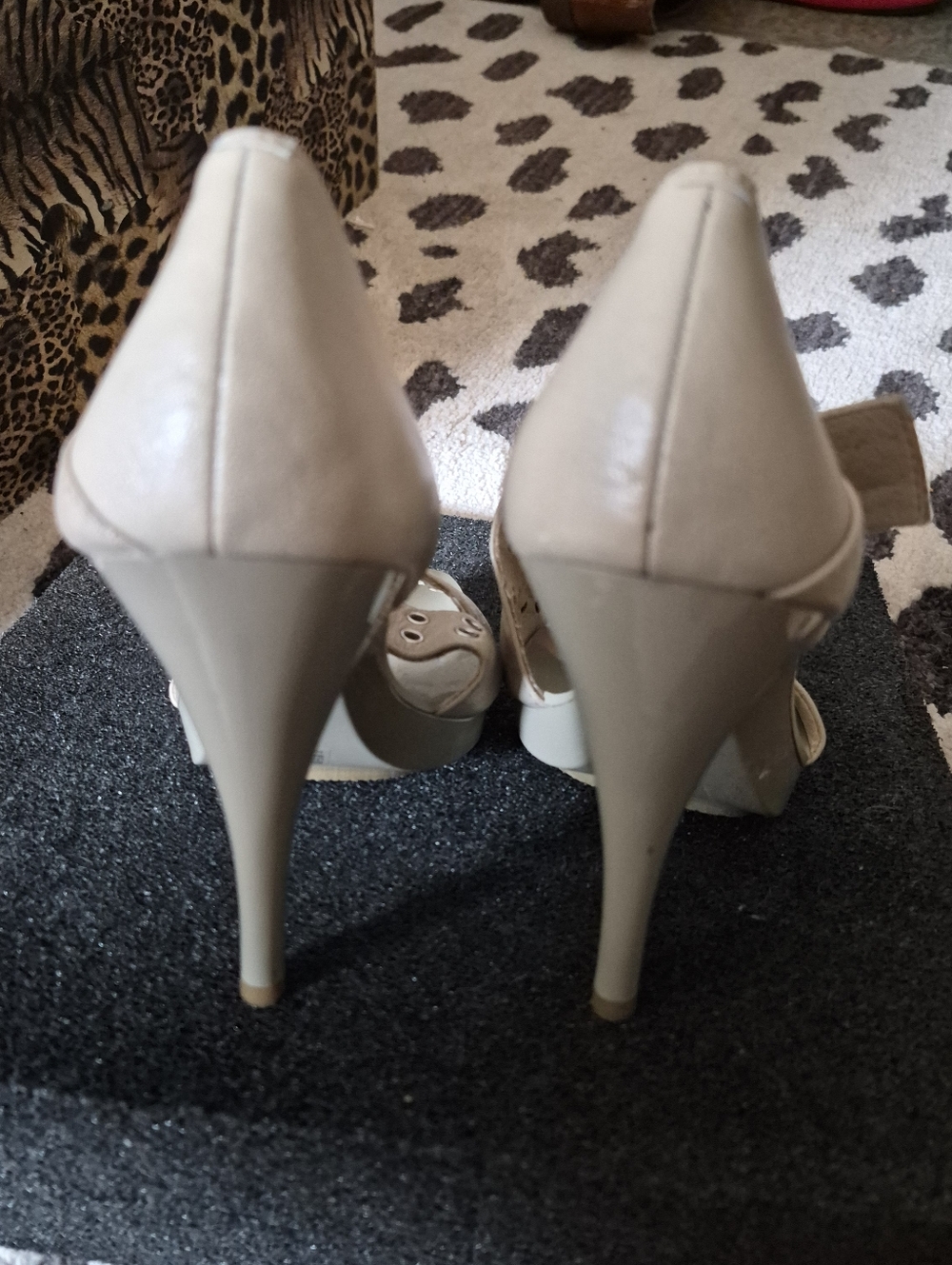 Michael Kors Cream Leather Grommet Crossover Buckle Strap Heeled Sandals NWOT - Picture 2 of 10